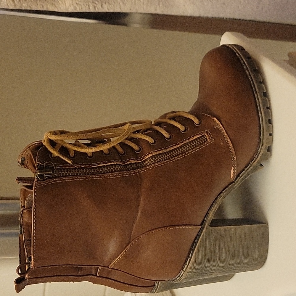 Soda lace-up boots